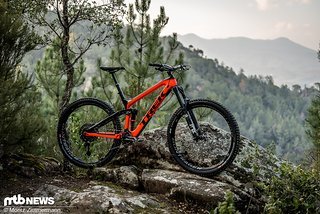 Das Trek Slash 9.8 ist die aktuelle Enduro-Maschine des amerikanischen Herstellers und wandert beim Händler des Vertrauens für 5.499 € über die Ladentheke Das Trek Slash 9.8 ist die aktuelle Enduro-Maschine des amerikanischen Herstellers und wandert beim Händler des Vertrauens für 5.499 € über die Ladentheke