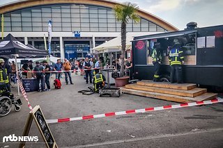 Der heißeste Platz auf der Messe: diese Grillbude ging in Flammen auf und musste gelöscht werden