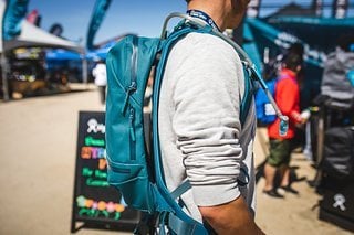 Der Rucksack liegt eng an und lässt zusätzlich eine Luftschicht zwischen Rücken und Rucksack, um eine gute Belüftung zu gewährleisten