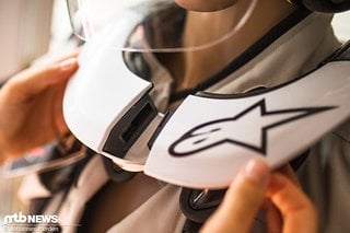 Der Genickschutz von Alpinestars wird per Magnetkraft geklemmt und geöffnet