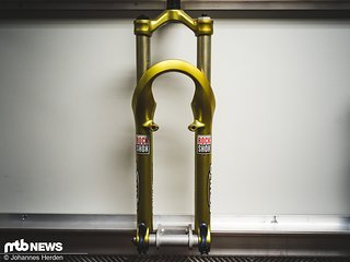 Eine frühe Version der RockShox Psylo. Die offizielle Farbe der goldenen Forke war „electric gold“.