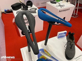 Fast unübersichtlich viele 3D-gedruckte Sättel