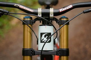 Das große ZS56-Steuerrohr erlaubt es, den Reach über spezielle Steuersätze um einige Millimeter zu beeinflussen. Das ist bei Downhill-Bikes allerdings nicht ungewöhnlich. Das große ZS56-Steuerrohr erlaubt es, den Reach über spezielle Steuersätze um einige Millimeter zu beeinflussen. Das ist bei Downhill-Bikes allerdings nicht ungewöhnlich.