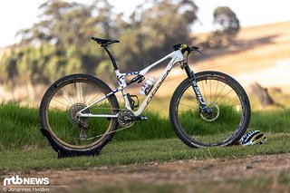 Das Orbea Oiz von Lukas Baum kommt in Weiß mit goldenem Schriftzug. Das Orbea Oiz von Lukas Baum kommt in Weiß mit goldenem Schriftzug.