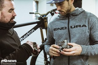 Eines der wichtigsten Elemente der Atherton Bikes sind die 3D-gedruckten Titan-Muffen, die mit Carbon-Rohren verklebt werden Eines der wichtigsten Elemente der Atherton Bikes sind die 3D-gedruckten Titan-Muffen, die mit Carbon-Rohren verklebt werden