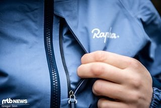 Als einzige Tasche hat die Rapha-Jacke eine Brusttasche