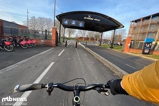 Dass es hier um Fahrräder geht, erkennt man am großzügigen Eingang für alle Zweiradfahrer, der direkt aufs Gelände führt.