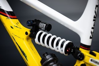 Am RockShox Super Deluxe Ultimate kommt eine Feder von SAR mit 400 lb zum Einsatz. Am RockShox Super Deluxe Ultimate kommt eine Feder von SAR mit 400 lb zum Einsatz.