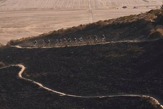 Windschatten auch berghoch. Heute bließ der Wind wirklich mächtig. Große Dieselmotoren als waren gefragt! Windschatten auch berghoch. Heute bließ der Wind wirklich mächtig. Große Dieselmotoren als waren gefragt!