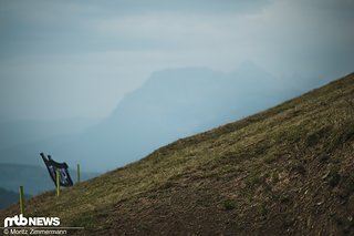 Nach dem Step Down am Start geht es mit Highspeed über eine Off Camber-Wiese