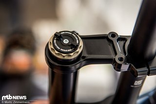 An der Formula Nero C mit Stahlfeder lässt sich die Vorspannung extern verstellen An der Formula Nero C mit Stahlfeder lässt sich die Vorspannung extern verstellen