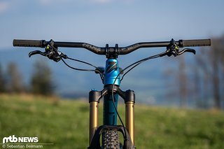 Das Cockpit besteht aus einem mächtigen Answer-Carbon SL-Lenker in 810 mm Breite und einem passenden Answer ATAC AME-Vorbau in 30 mm Länge