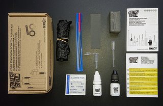 Das ScratchCover besteht aus Epoxidharz, Handschuh, Reinigungszeug, Feile und Schleifpapier, um das getrocknete, überschüssige Harz wieder abzuschleifen