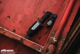 Der neue RockShox Vivid soll die optimale Wahl für alle sein, die gerne in grobem Gelände unterwegs sind, aber die Anpassbarkeit und Charakteristik eines Luftdämpfers suchen