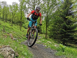 Randolph genießt die Trails des Singltrek pod smrkem.