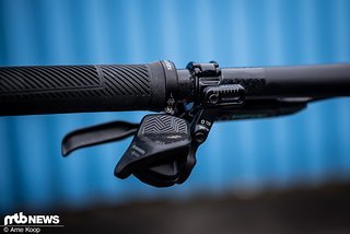 Aber auch die Wahl der AXS Rocker Paddle-Controller zugunsten der regulären AXS Controller zeugt von Liebe zum Detail.