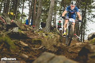 Koretzky gibt im Downhill Vollgas - direkt vor Florian Vogel.