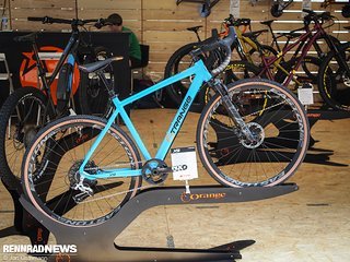 Orange zeigt das Gravelbike Strange X9 mit Fox-Federgabel und Sram NX Parts