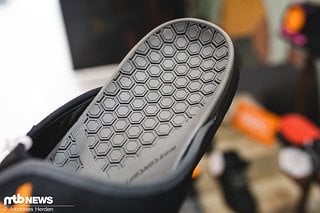 Für Grip sorgt hier das Waben-förmige Sohlen-Design auch im Schuh