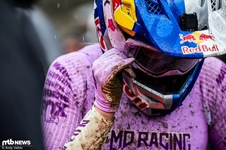Mit Spannung richteten sich die Blicke in Richtung Hang, wo nach wie vor Tahnee Seagrave als schnellste der Qualifikation wartete-