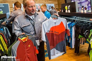 Mutigere Design und schöne Farben an den XC-Jerseys mit Reißverschluss Mutigere Design und schöne Farben an den XC-Jerseys mit Reißverschluss