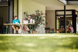 Testchef Johannes und Technischer Redakteur Chris bei der Testplanung für 2015. Bei gutem Wetter kann auch mal der Biertisch als Schreibtisch herhalten. Testchef Johannes und Technischer Redakteur Chris bei der Testplanung für 2015. Bei gutem Wetter kann auch mal der Biertisch als Schreibtisch herhalten.