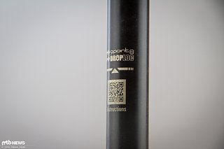 Sehr hilfreich: die Lasergravur auf dem Standrohr der Stütze weist den Weg zur Videoanleitung für die Montage