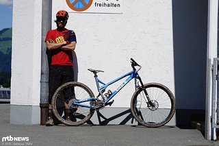 Das Pole wirkt mit seinem Radstand und den 29 Zoll Laufrädern mal nicht zu klein neben einem 1,90 m Fahrer. Das Pole wirkt mit seinem Radstand und den 29 Zoll Laufrädern mal nicht zu klein neben einem 1,90 m Fahrer.