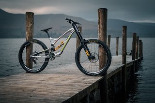 Auf genau diesem ersten Prototyp gewann Sam Hill den Garbanzo DH in Whistler. Auf genau diesem ersten Prototyp gewann Sam Hill den Garbanzo DH in Whistler.