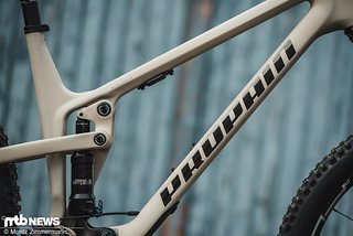 Das schicke, kantige Design macht das Propain Hugene zu einem echten Hingucker. Das schicke, kantige Design macht das Propain Hugene zu einem echten Hingucker.