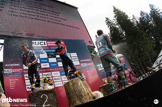 Während alle schon Champagner spritzen, versucht Aaron Gwin noch die Flasche aufzubekommen.