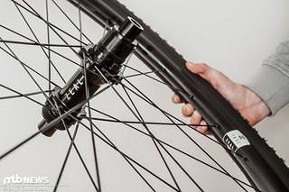 Im gesamten Vorderrad und auf der linken Seite des Hinterrades werden die aerodynamisch optimierten Sapim CX-Ray-Speichen verbaut Im gesamten Vorderrad und auf der linken Seite des Hinterrades werden die aerodynamisch optimierten Sapim CX-Ray-Speichen verbaut
