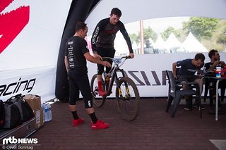 Kilian und Patty geben dem Fahrwerk noch den letzten Feinschliff vor dem Rennen. Kilian und Patty geben dem Fahrwerk noch den letzten Feinschliff vor dem Rennen.