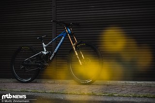 Mondraker ist weiterhin fleißig dabei, den sehr schicken Prototyp unter World Cup-Bedingungen zu testen