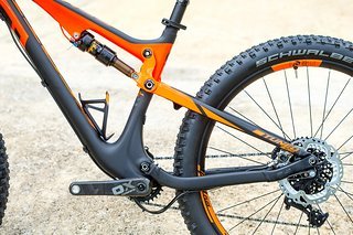 Der Hauptrahm ist direkt vom bekannten Genius 900 mit 29" Laufrädern übernommen worden, der Hinterbau ist speziell für das neue Plus-Bike entwickelt worden und fällt gegenüber dem 29er kürzer aus