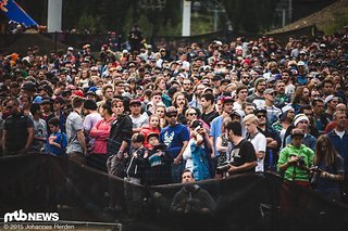 Trotz der verhältnismäßig frühen Startzeit waren fast soviele Zuschauer am Start wie am Vorabend