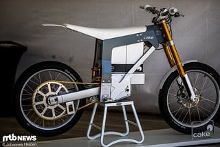 Cake Bikes aus Stockholm haben dieses kurbellose Moped im Programm – es sieht gefährlich schnell aus und macht mit der Übersetzung Bahnrädern aus den 80er Jahren Konkurrenz.