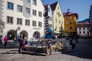 Und bitte immer mindestens eine Radlänge Abstand halten. Ob auf dem Trail oder beim Eisessen danach.