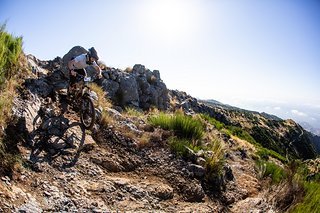 Mehr alpin geht auf Madeira nicht. Deswegen war es der perfekte Start für die erste Stage des dritten Tages. Schnell, offen und steinig.