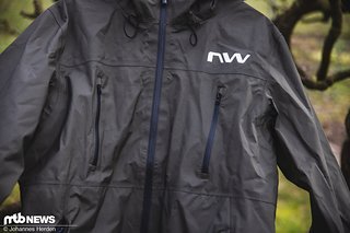 Ohne „Pro“ gibt es die Jacke auch mit Außenmaterial ohne Ripstop, wahlweise in olivgrün oder blau Ohne „Pro“ gibt es die Jacke auch mit Außenmaterial ohne Ripstop, wahlweise in olivgrün oder blau
