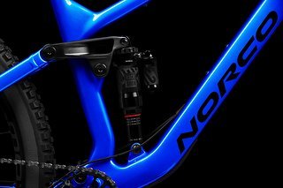 Allen Fluid FS C ist ein RockShox-Fahrwerk bestehend aus einer Pike Federgabel und dem Super Deluxe-Dämpfer gemein Allen Fluid FS C ist ein RockShox-Fahrwerk bestehend aus einer Pike Federgabel und dem Super Deluxe-Dämpfer gemein