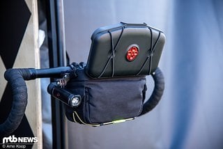 Die Route Werks Handlebar Bag kann mit vielen Details und einer praktischen Lenkerbefestigung aufwarten.