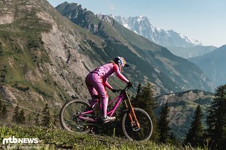 Im oberen Teil der Strecke konnte Tahnée Seagrave noch mit der Spitze mithalten, doch nach unten hat die Orbea-Fahrerin ordentlich Zeit eingebüßt