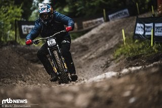 Aaron Gwin ist zwar kein ausgewiesener Regen-Experte, doch der Altstar aus den USA hat im Training einen starken Eindruck hinterlassen.