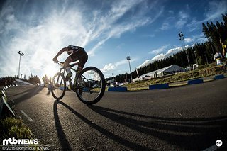 Daniel Federspiel fährt in den Sonnenuntergang