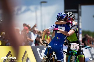 Faire Gratulation im Ziel der ersten beiden