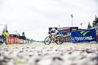 Sina Frei auf der Verfolgung von Kate Courtney. Die SChweizerin wurde am Ende Dritte.