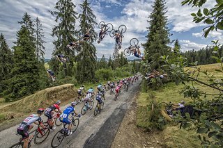 Sauberer Backflip über das Tour de Pologne Peloton