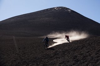 Durch das schwarze Gestein surfen macht aber deutlich mehr Spaß