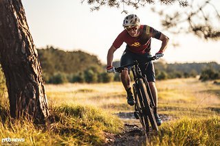 Die Geometrie ist klassisch. Das bedeutet aber nicht, dass sie antiquiert wäre. Eher ist sie genau das, womit man auf technisch einfachen Trails richtig schnell ist Die Geometrie ist klassisch. Das bedeutet aber nicht, dass sie antiquiert wäre. Eher ist sie genau das, womit man auf technisch einfachen Trails richtig schnell ist